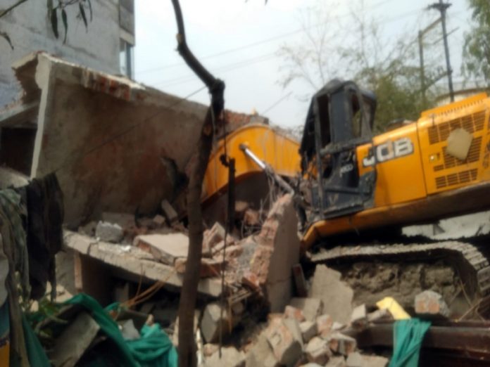 Indore: Mishap during demolition, silly moves cause structural collapse, poclain driver hurt - Vimarsana News