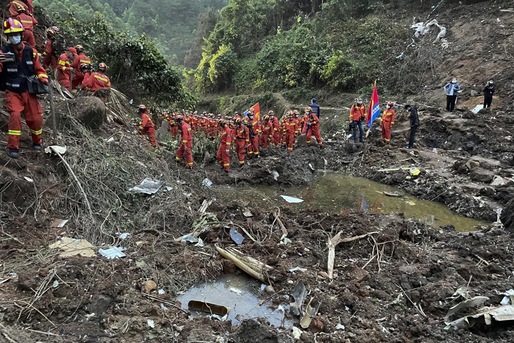 China plane crash: Pilots didn't respond to radio calls - Vimarsana News