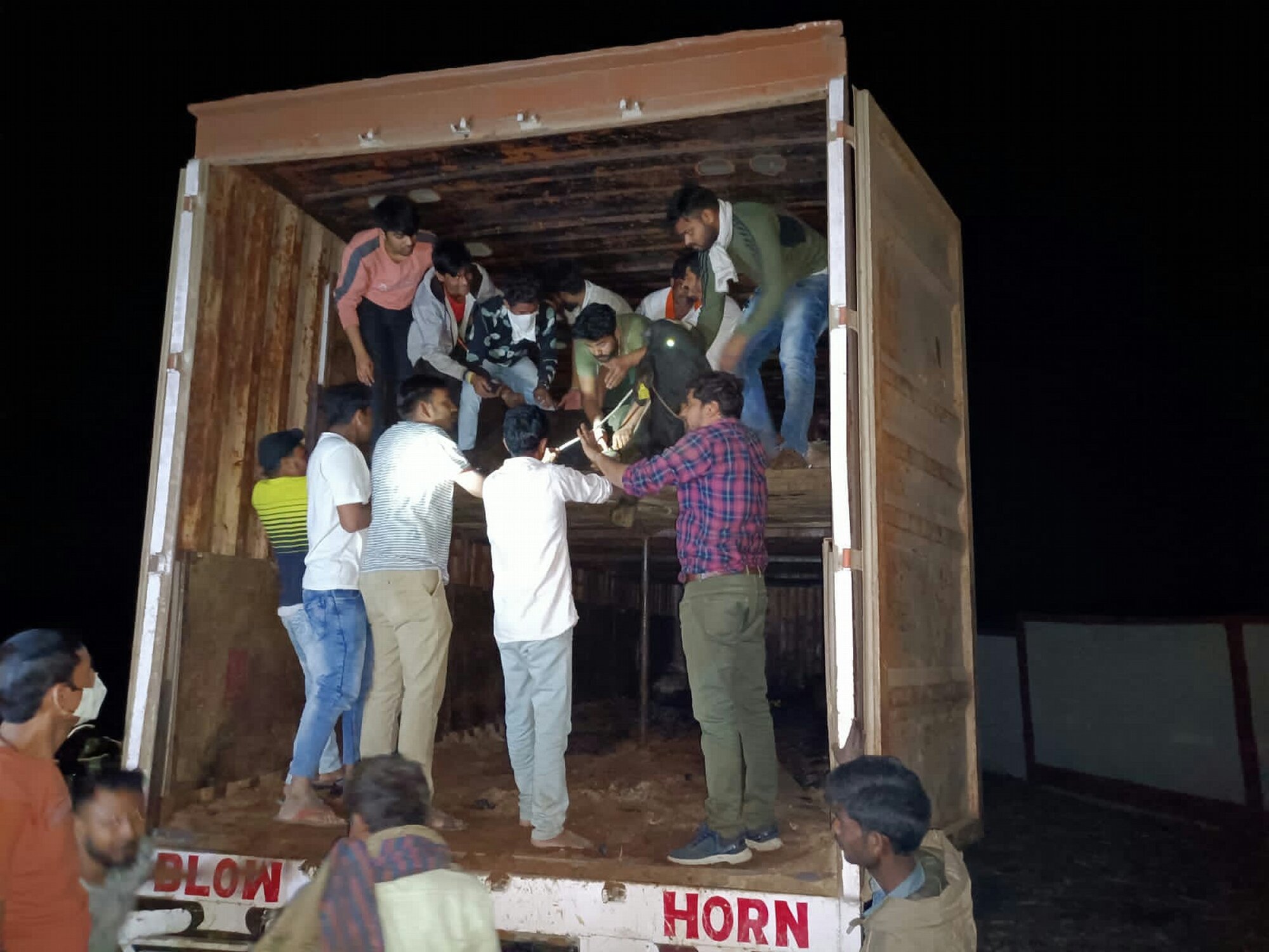 Gandhwani: Villagers intercept vehicle carrying more than 100 cows - Vimarsana News