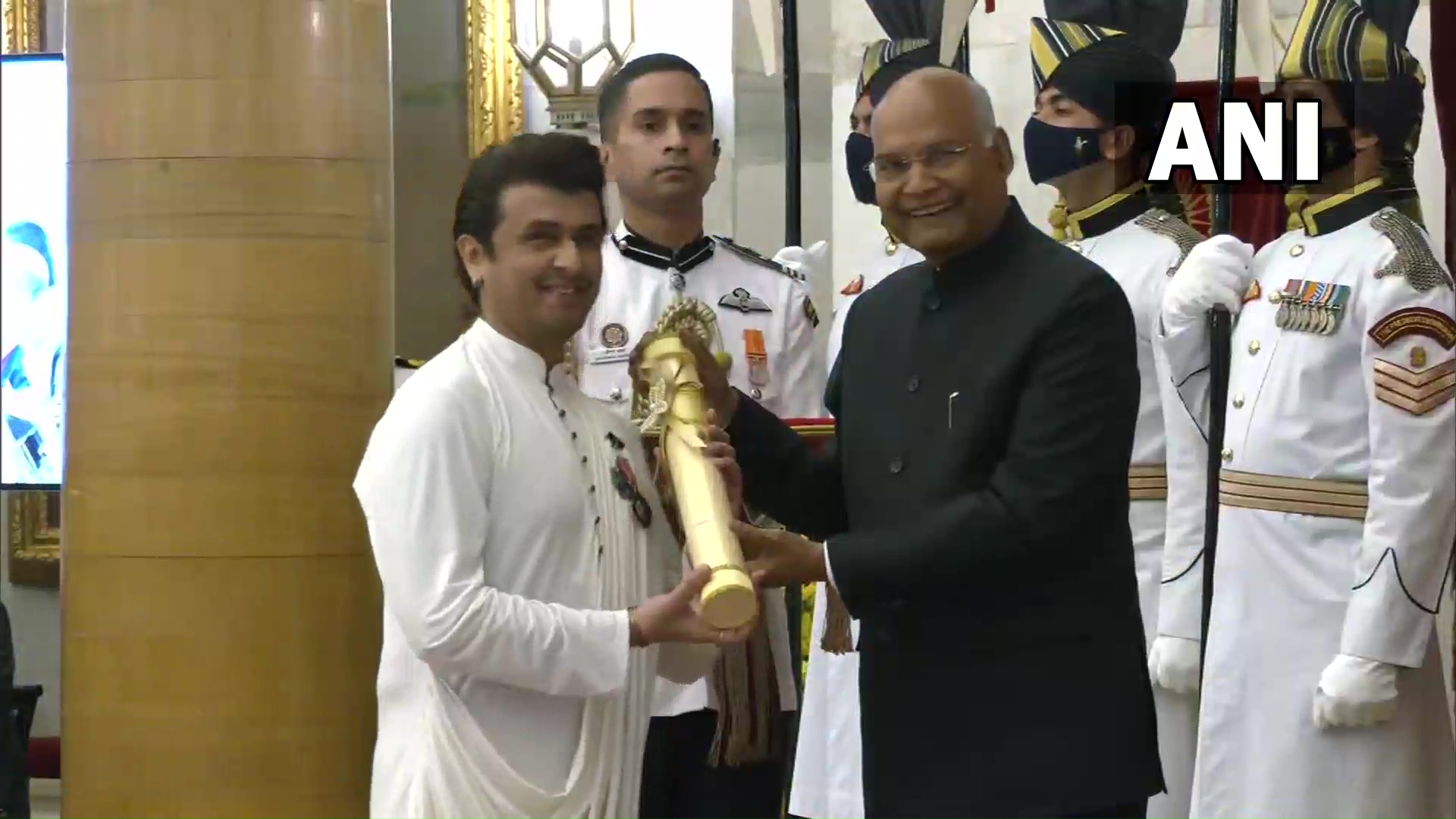 Photos: Sonu Nigam receives Padma Shri from President Ram Nath Kovind - Vimarsana News