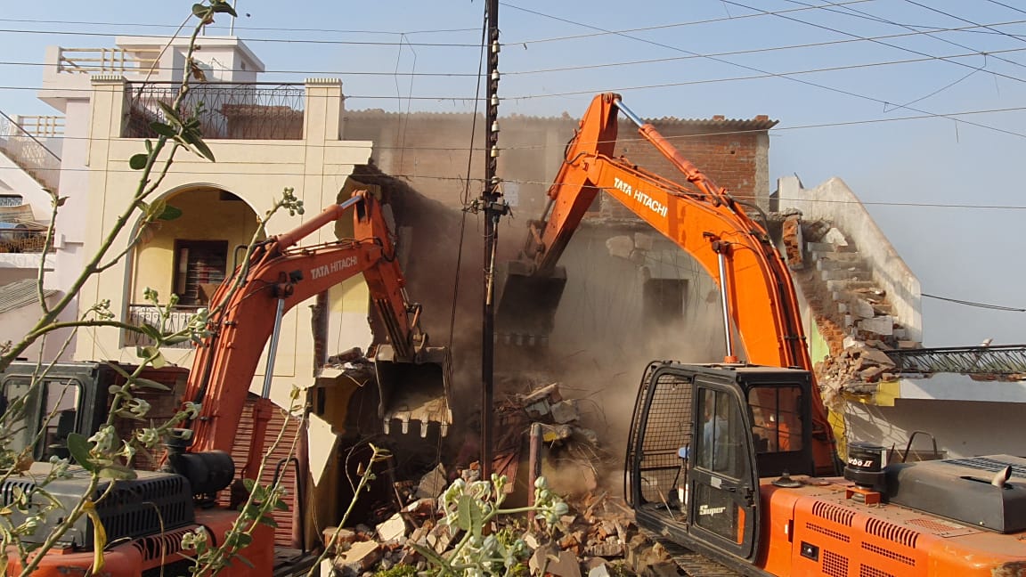 Jabalpur: Police demolish illegal structures, confiscate land worth Rs 2 crore - Vimarsana News