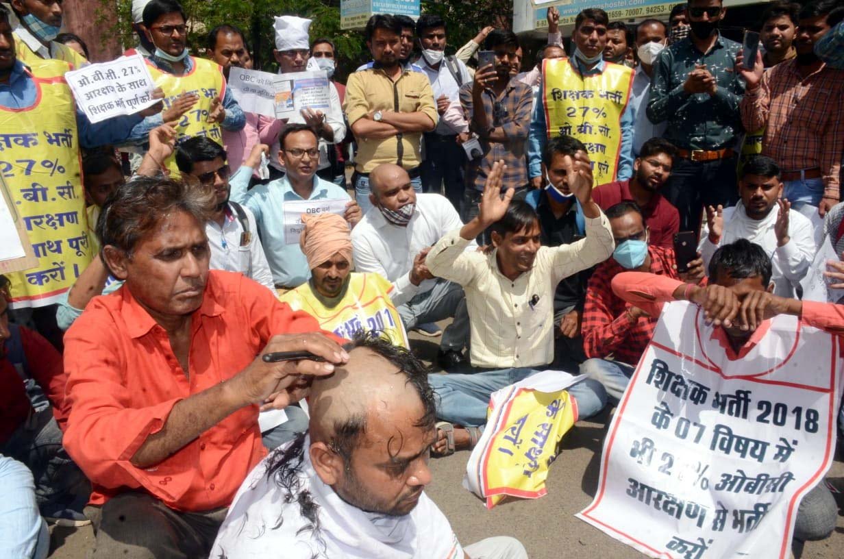 Bhopal: Selected OBC teachers tonsure head, allege discrimination in appointments - Vimarsana News