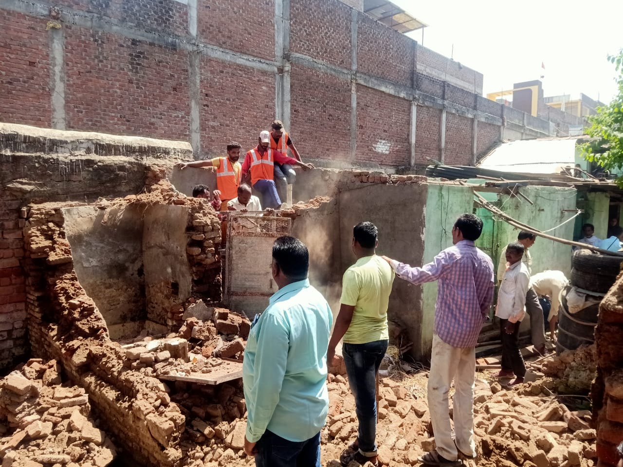 Petlawad: Illegal portion of accused's house demolished - Vimarsana News