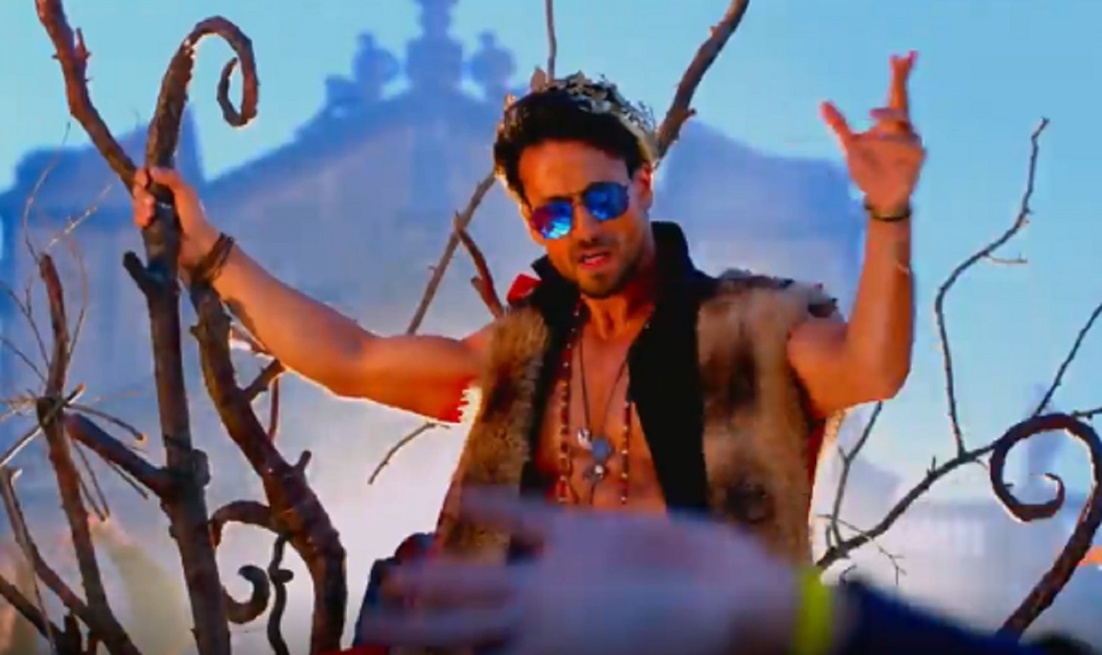 Watch 'Dafa Kar' Teaser: Tiger Shroff and Tara Sutaria's 'Heropanti 2' song will get you grooving - Vimarsana News