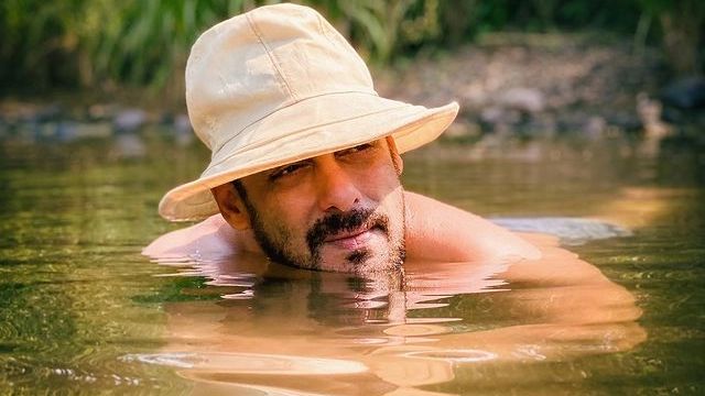 Salman Khan beats the heat by taking a dip in the pond - Vimarsana News