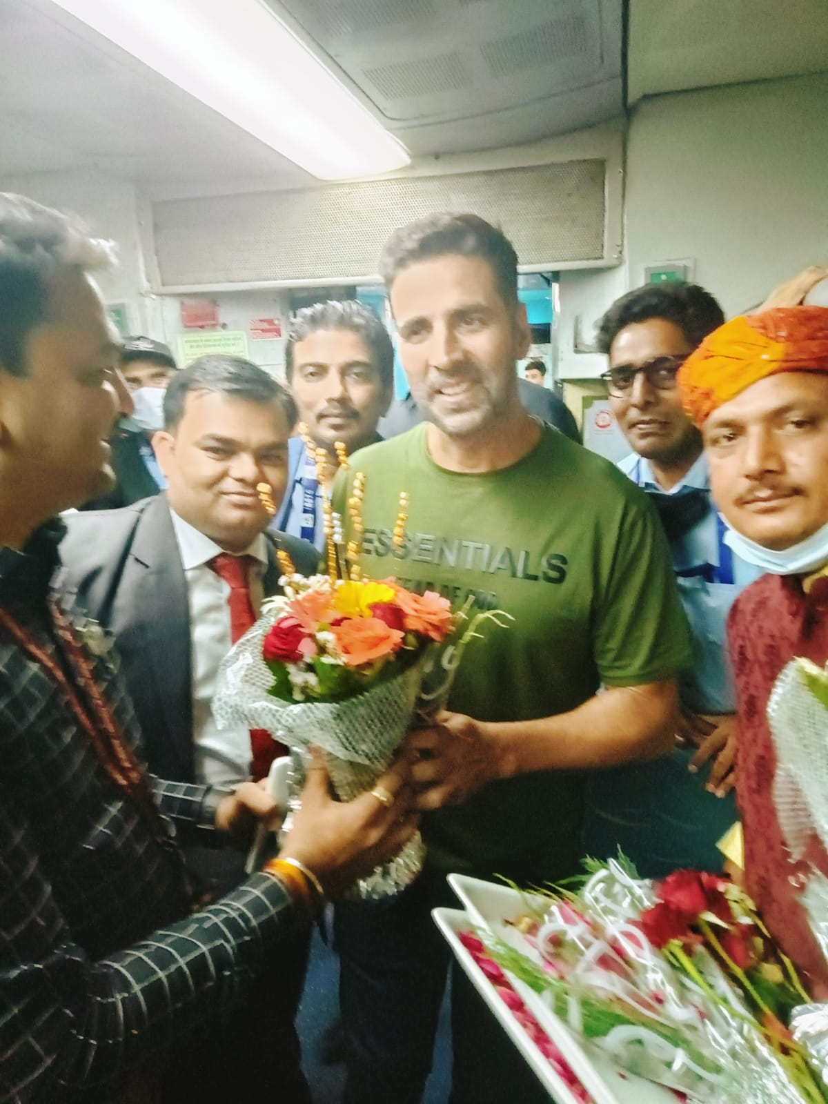 Mumbai: Akshay Kumar, Kriti Sanon & crew onboard Cinema Special FTR train to promote 'Bachchan Pandey' - Vimarsana News