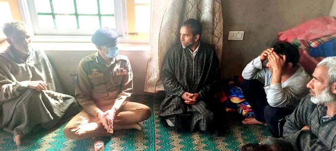 Jammu & Kashmir: IGP Vijay Kumar visits family of martyr SPO Ishfaq Ahmad killed in terrorist attack in Budgam - Vimarsana News