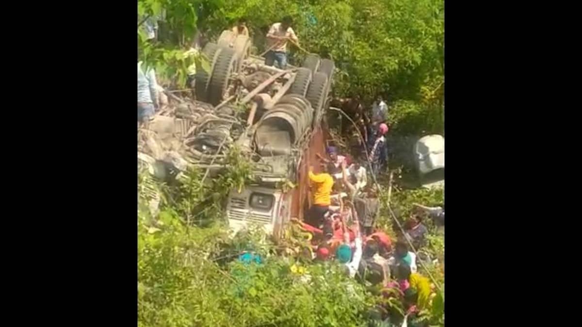 At least 2 killed, 25 injured after truck carrying Punjabi pilgrims overturns in Himachal Pradesh's Una - Vimarsana News