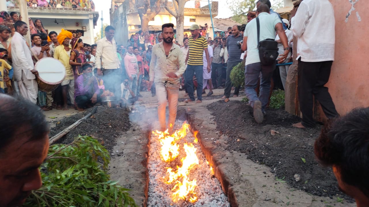 Madhya Pradesh: Colour is back this Holi; Devotees walk barefoot on blazing coals - Vimarsana News