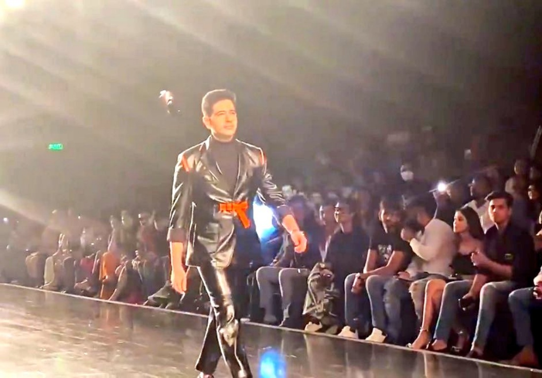 'Bhaisahab yeh kis line mein aagaye AAP': Twitterati reacts after MP Raghav Chadha becomes Lakme Fashion Week's latest showstopper - Vimarsana News