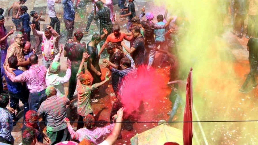 Bhopal: Bhopalites drench each other in colours, dance in joy - Vimarsana News