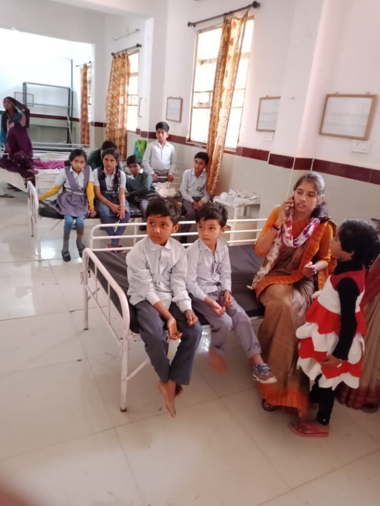 Garoth: 24 including kids injured in bee attack in school - Vimarsana News