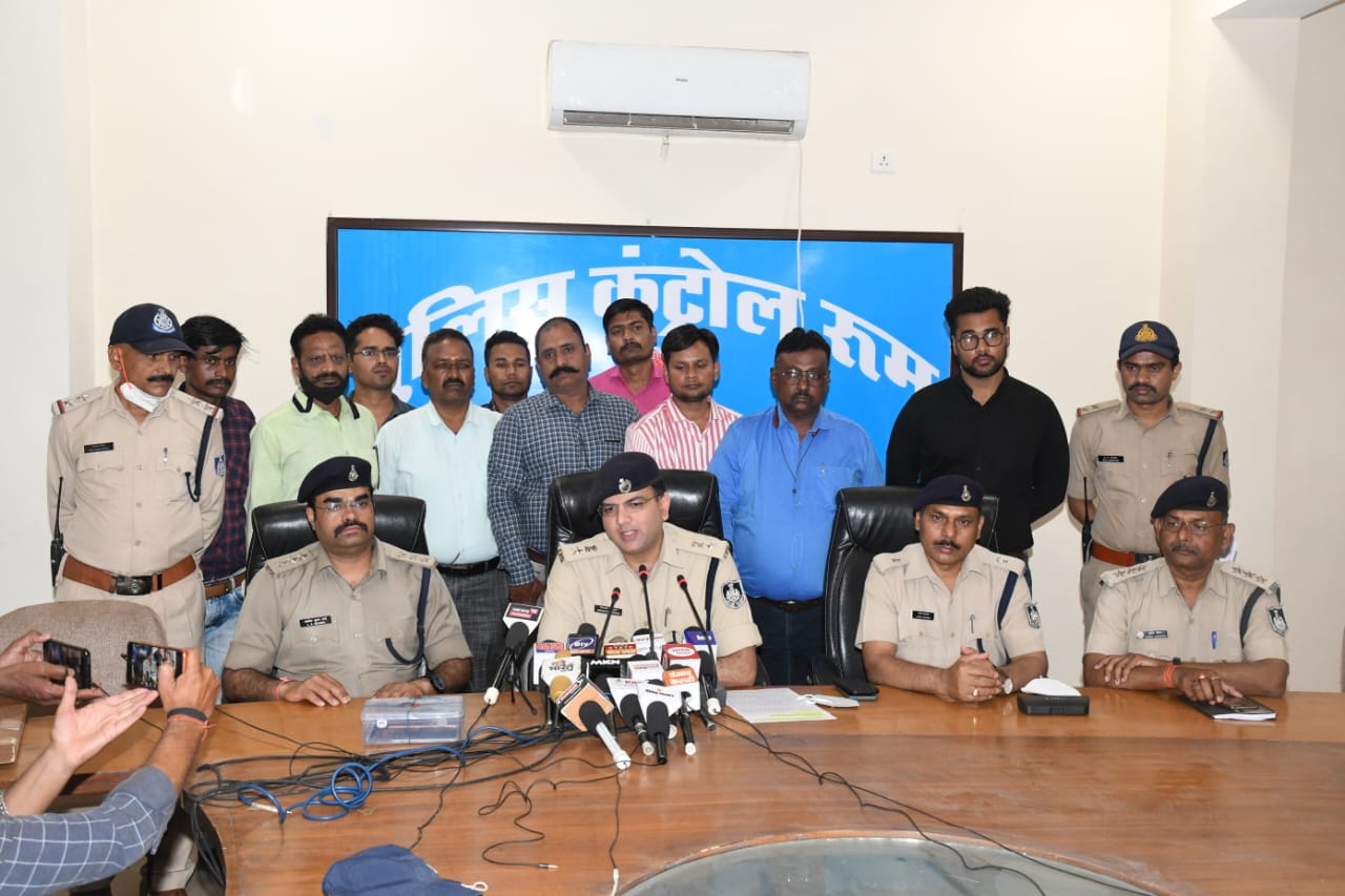 Jabalpur: 3 held for duping people on pretext of providing 'VIP phone numbers' - Vimarsana News