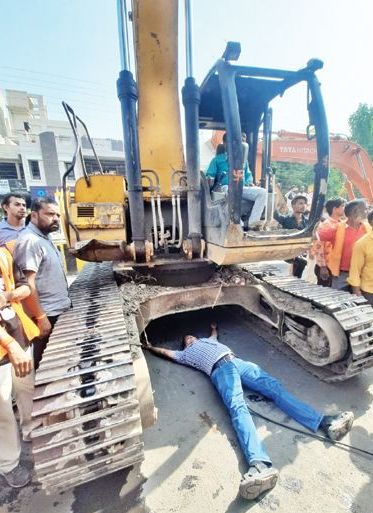 Indore: Owner of showroom lies below Poclain to save illegal structure - Vimarsana News
