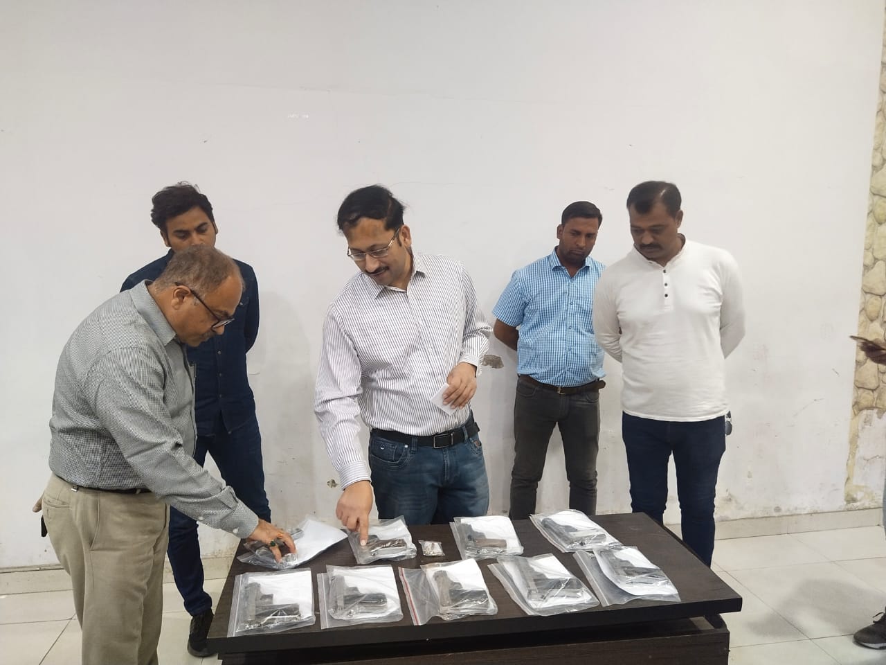 Indore: ​Man arrested with nine country-made pistols, 3 live cartridges - Vimarsana News