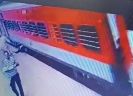Gwalior: RPF Jawan saves elderly passenger's life as he slips during boarding in moving train - Vimarsana News