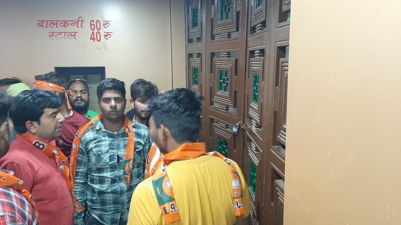 Mhow: Theatre vandalised by BJYM activists for not screening The Kashmir Files - Vimarsana News