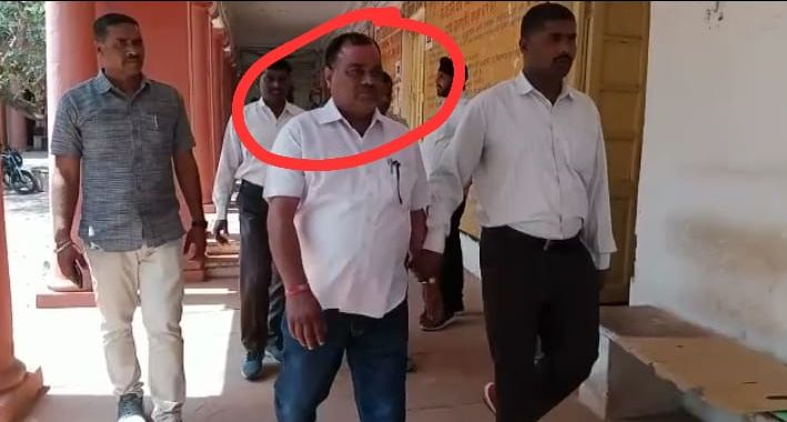 Shivpuri: Lokayukta arrests two government employees for taking bribe of Rs 80,000 - Vimarsana News