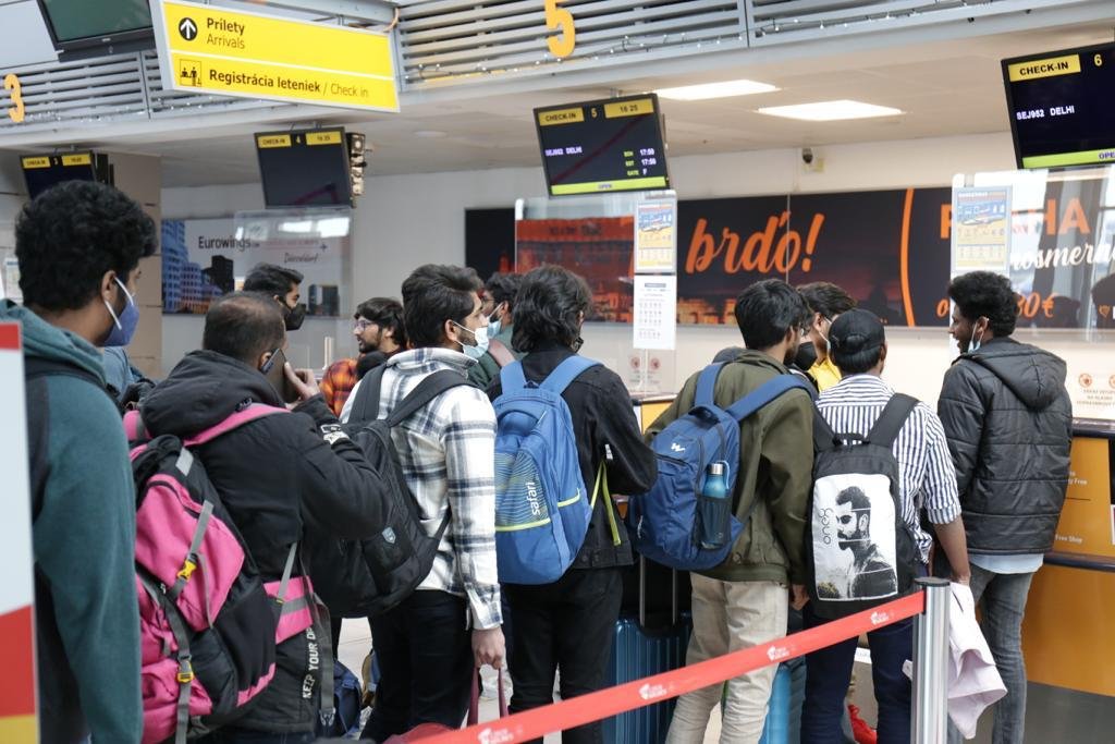 Ukraine Russia War: Mumbai students heave sighs of relief on returning home but sceptical about future - Vimarsana News