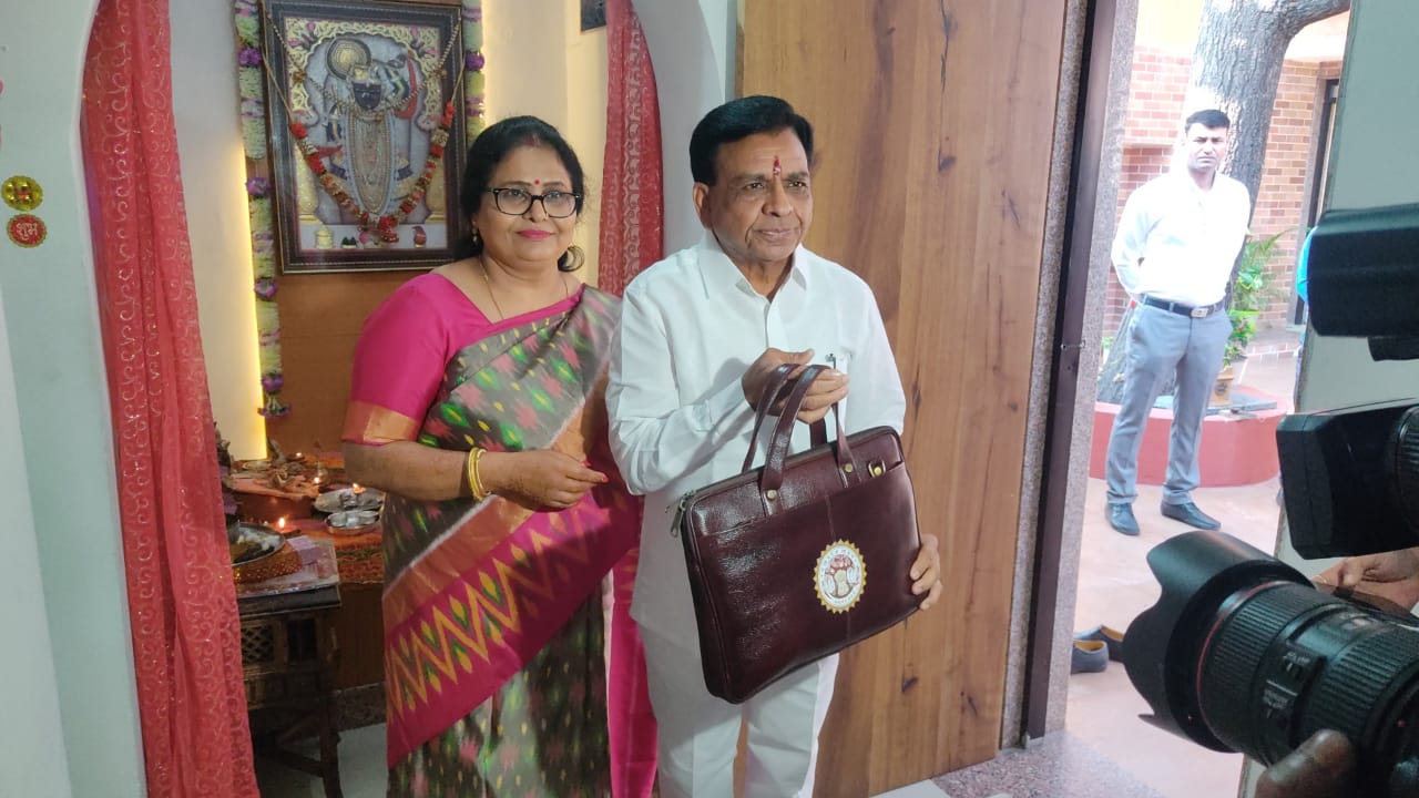Bhopal: Finance Minister Jagdish Devda to present MP budget today; performs puja before budget - Vimarsana News