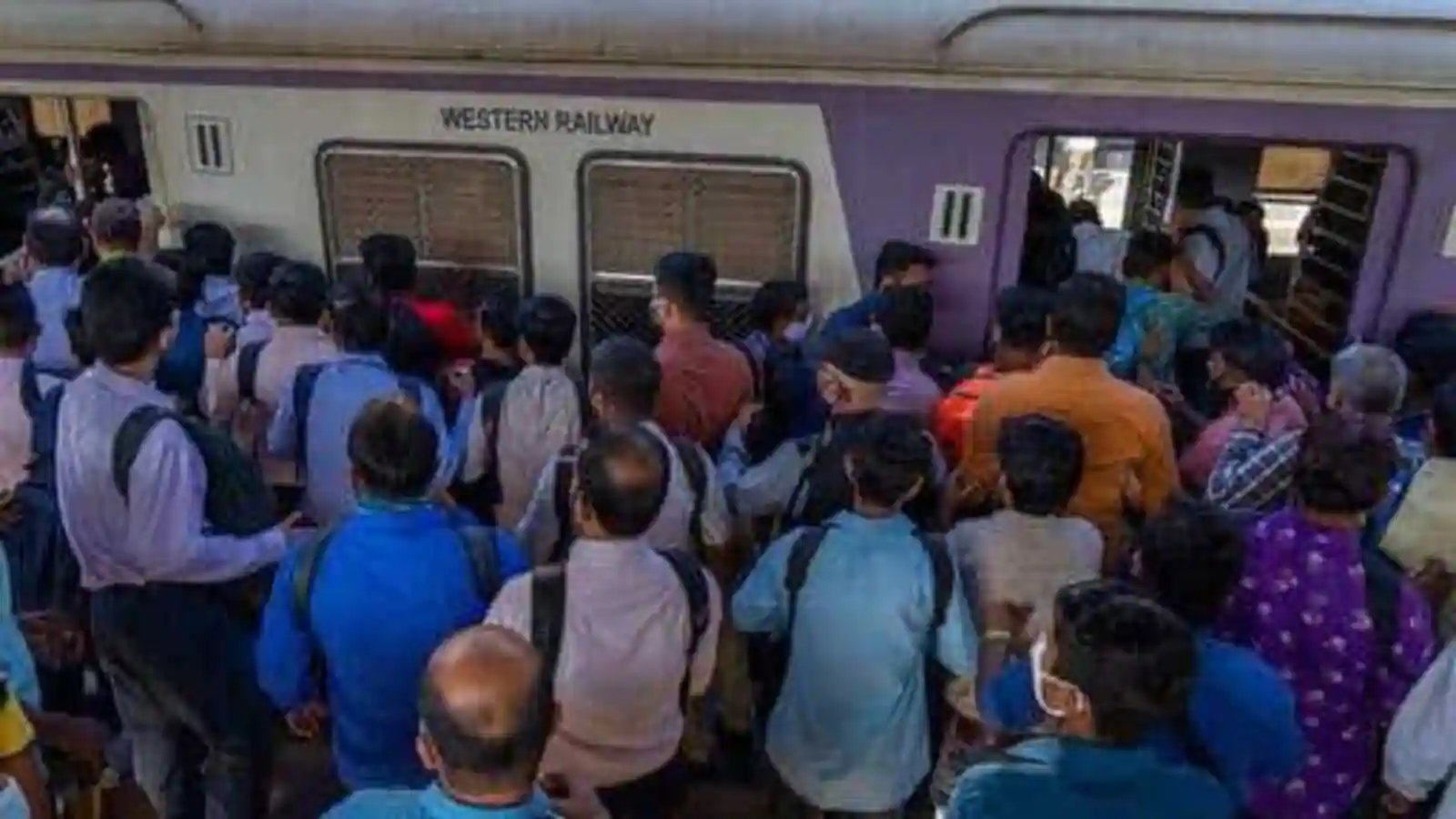Mumbai: Passengers' association complain about overcrowding in local trains, demand to increase services - Vimarsana News