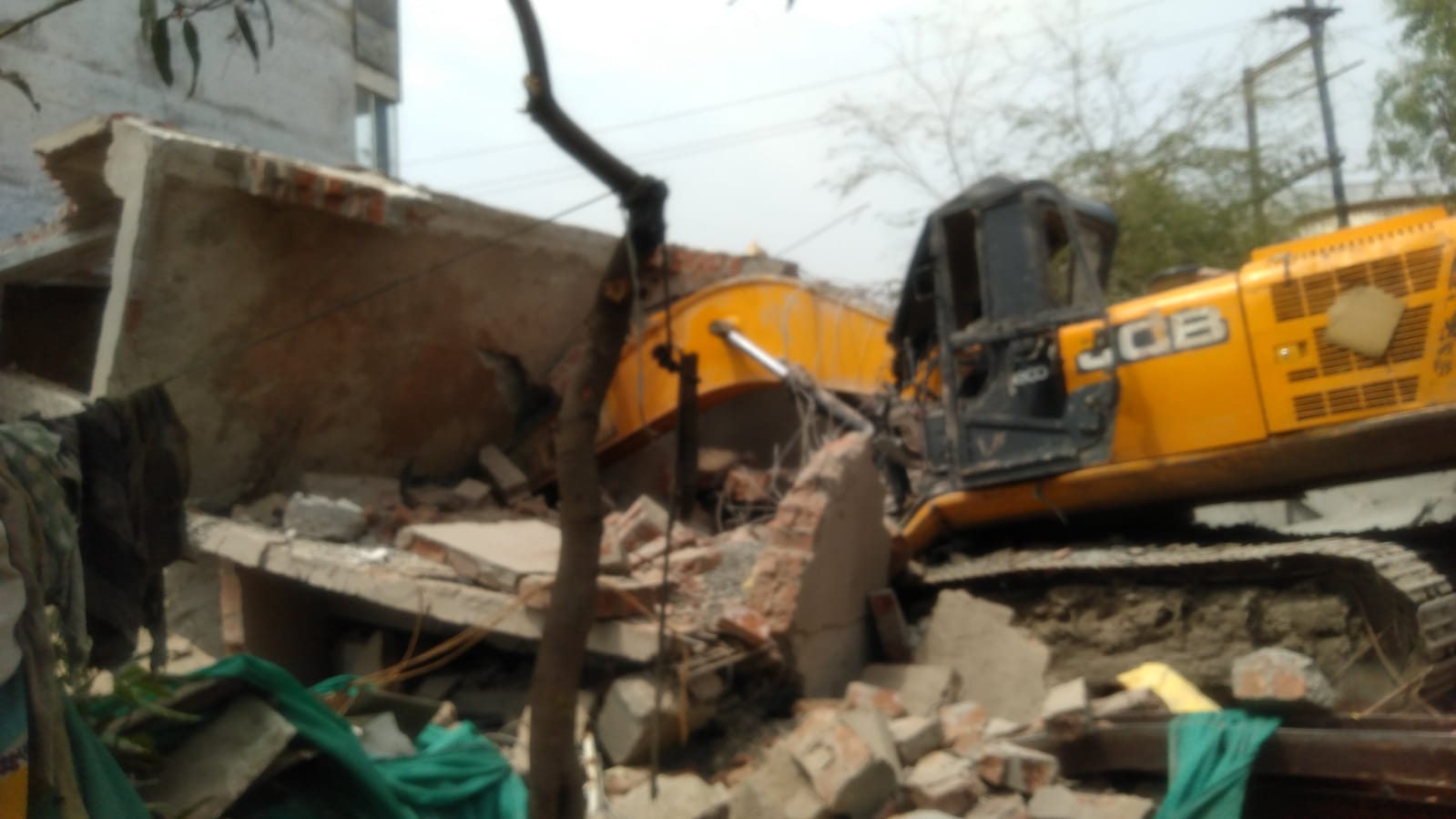 Indore: Two IMC employees hurt as structure falls on poclain machine during demolition drive - Vimarsana News