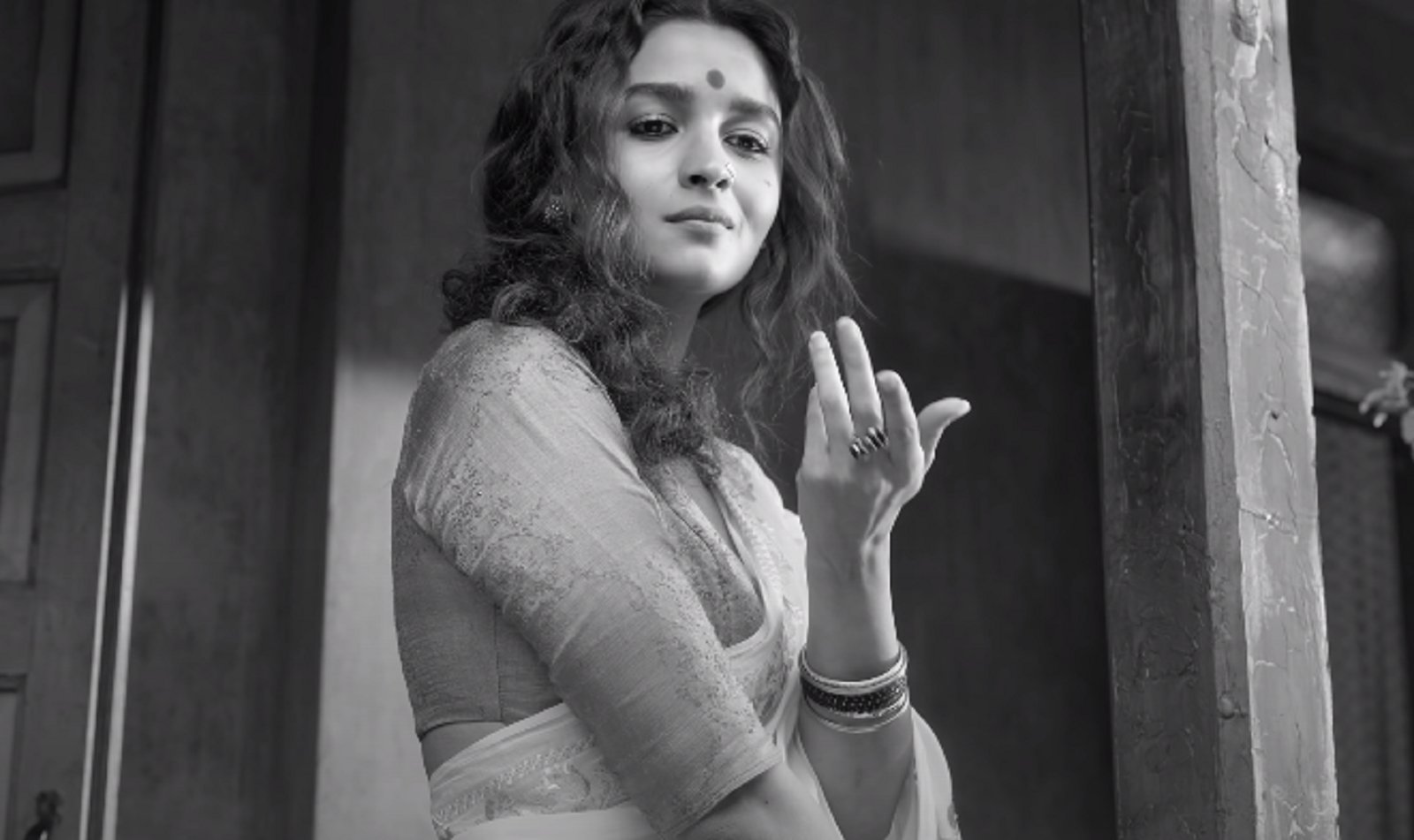 Pakistani actor books entire theatre to watch Alia Bhatt's 'Gangubai Kathiawadi' with his wife - Vimarsana News