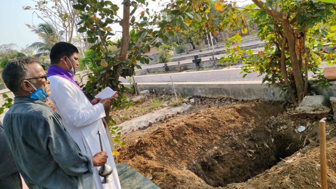 Mumbai: Parishioner of Mangalore church found dead on street; police conducts last rituals with help of Christian community - Vimarsana News