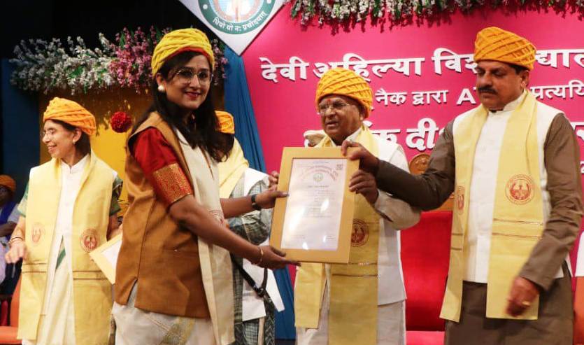 DAVV Convocation: Governor stays back to give degrees to all as students create ruckus - Vimarsana News