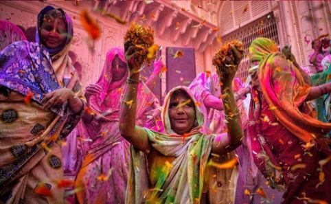 See Photos: Widows from various shelter homes celebrate Holi at Vrindavan temple - Vimarsana News