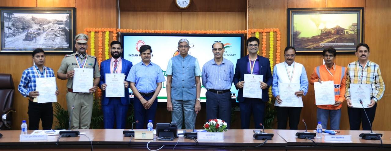 Mumbai: Seven Western Railway awardees presented with National Railways award for exemplary work - Vimarsana News