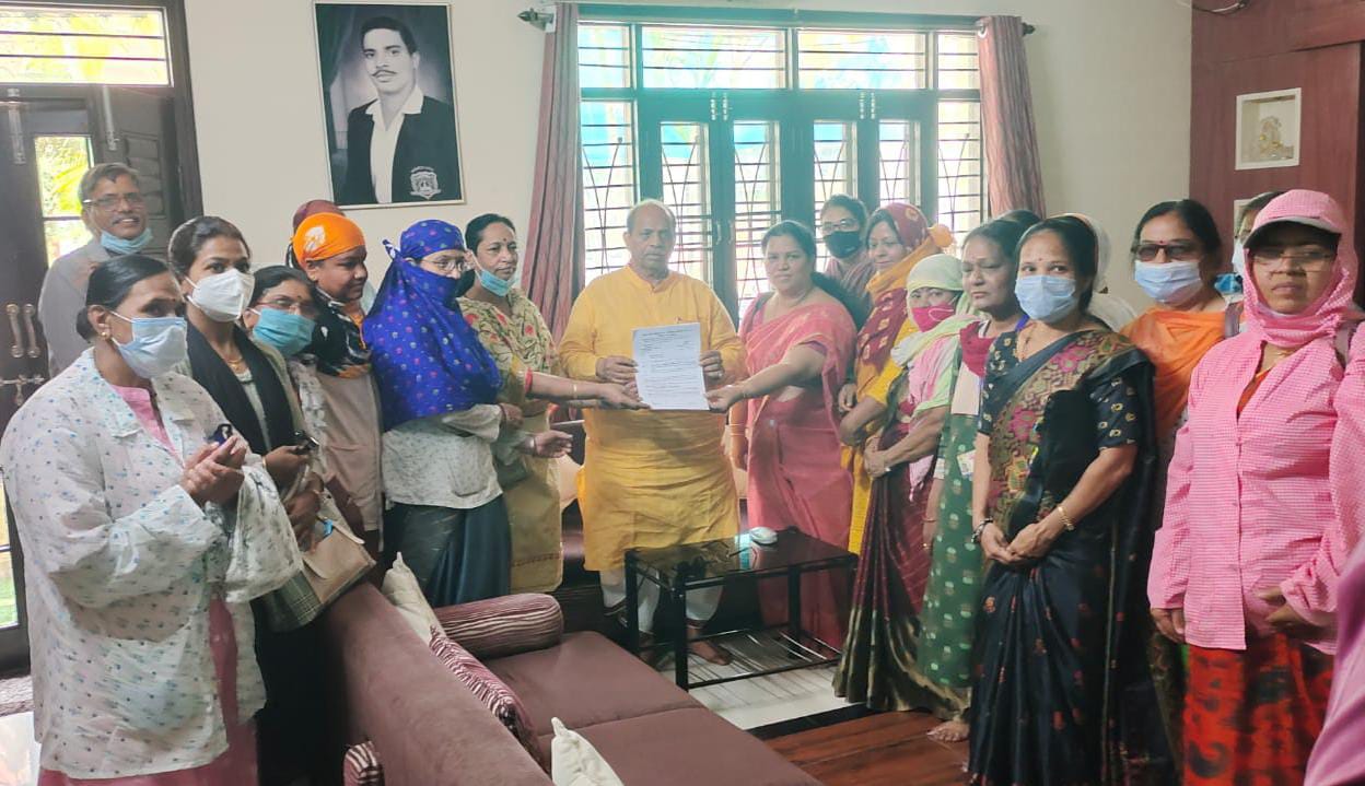 Ujjain: Female employees of Women and Child Development Dept hold demo - Vimarsana News
