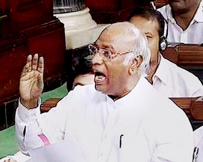 Mallikarjun Kharge slams Centre, says Election Laws Bill passed without discussion; calls it mockery of democracy - Vimarsana News