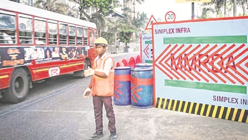 Road closure, metro work at DN Nagar junction worries locals - Vimarsana News
