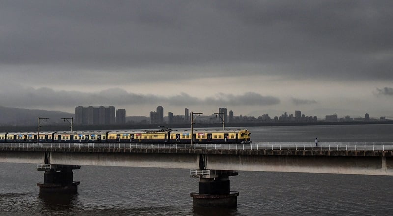 Navi Mumbai: Police and fisherman save 16-year-old girl who jumped from Vashi bridge into creek - Vimarsana News