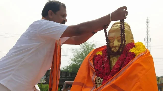 Image result for திருவள்ளுவர் சிலைக்கு காவி துண்டு.* *தஞ்சை பிள்ளையார்பட்டியில் உள்ள திருவள்ளுவர் சிலைக்கு காவி துண்டு, திருநீறு மற்றும் ருத்ராட்சம் மாலை அணிவித்தார் இந்து மக்கள் கட்சி தலைவர் அர்ஜுன் சம்பத்.*