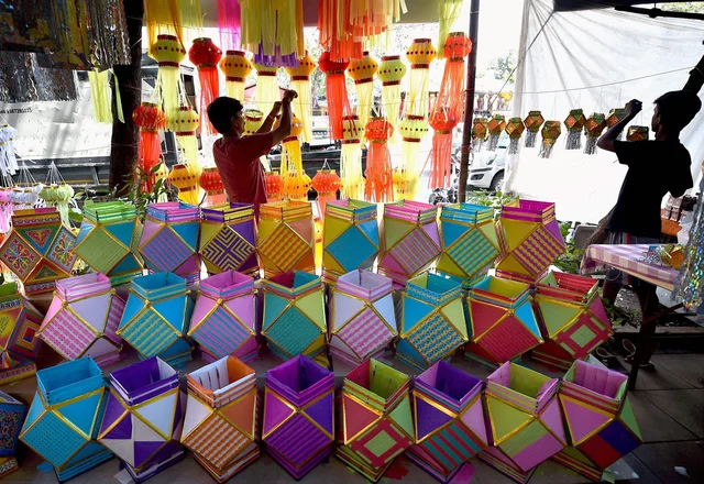 Colourful Diwali lanterns on sale ahead of Diwali in Mumbai. Colourful Diwali lanterns on sale ahead of Diwali in Mumbai.