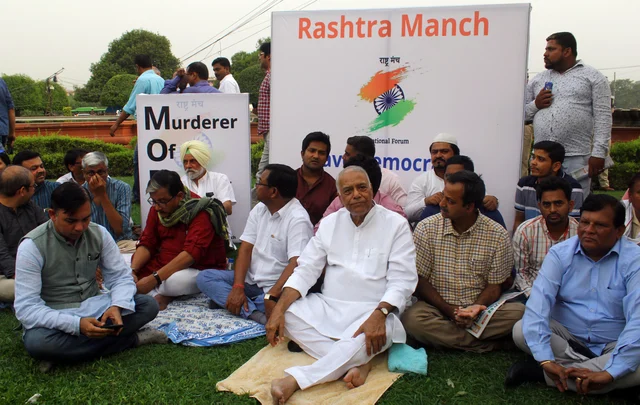 Yashwant Sinha, former finance minister and BJP leader, and others protesting at Vijay Chowk against ‘strangling of democracy in Karnataka’ in New Delhi. Yashwant Sinha, former finance minister and BJP leader, and others protesting at Vijay Chowk against ‘strangling of democracy in Karnataka’ in New Delhi.