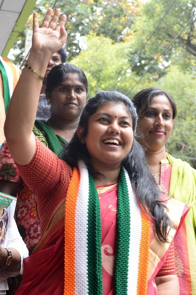 Congress candidate Sowmya Reddy, who won from Bengaluru’s Jayanagar Assembly constituency in Bengaluru, waves to her supporters after the announcement of results. Congress candidate Sowmya Reddy, who won from Bengaluru’s Jayanagar Assembly constituency in Bengaluru, waves to her supporters after the announcement of results.