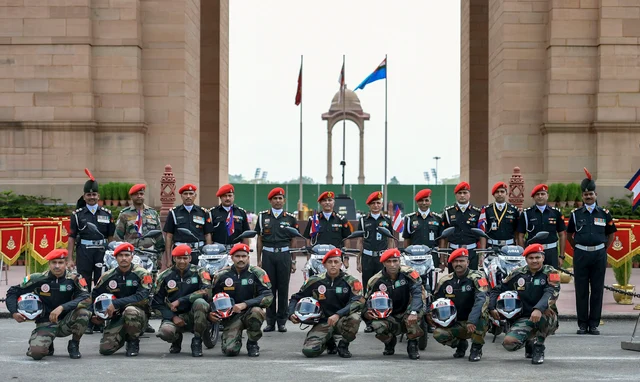 Members of the Indian Army’s Shwet Ashwa team pose for a group photo at India Gate, on their arrival for the celebrations of Kargil War victory, in New Delhi. Members of the Indian Army’s Shwet Ashwa team pose for a group photo at India Gate, on their arrival for the celebrations of Kargil War victory, in New Delhi.
