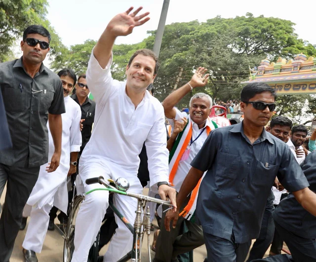 राहुल गांधी ने रोड शो के दौरान साइकिल भी चलाई और लोगों से संपर्क किया राहुल गांधी ने रोड शो के दौरान साइकिल भी चलाई और लोगों से संपर्क किया