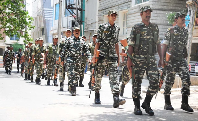 12 मई को होने वाले मतदान के मद्देनज़र सुरक्षा बलों ने बेंग्लुरु में फ्लैगमार्च किया 12 मई को होने वाले मतदान के मद्देनज़र सुरक्षा बलों ने बेंग्लुरु में फ्लैगमार्च किया