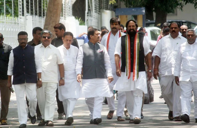 तेलंगाना में सोमवार को कांग्रेस के एक प्रतिनिधिमंडल ने राज्यपाल ई एस एल नरसिम्हन से मुलाकात की। इस प्रतिनिधिमंडल की अगुवाई तेलंगाना कांग्रेस के अध्यक्ष एन उत्तर कुमार रेड्डी ने की तेलंगाना में सोमवार को कांग्रेस के एक प्रतिनिधिमंडल ने राज्यपाल ई एस एल नरसिम्हन से मुलाकात की। इस प्रतिनिधिमंडल की अगुवाई तेलंगाना कांग्रेस के अध्यक्ष एन उत्तर कुमार रेड्डी ने की