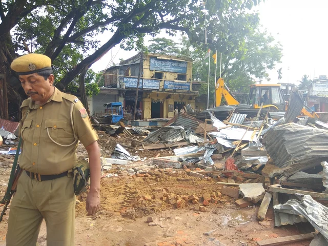 अगरतला में जिला प्रशासन ने राजनीतिक दलों के अवैध रूप से बनाए गए दफ्तरों को तोड़ दिया अगरतला में जिला प्रशासन ने राजनीतिक दलों के अवैध रूप से बनाए गए दफ्तरों को तोड़ दिया