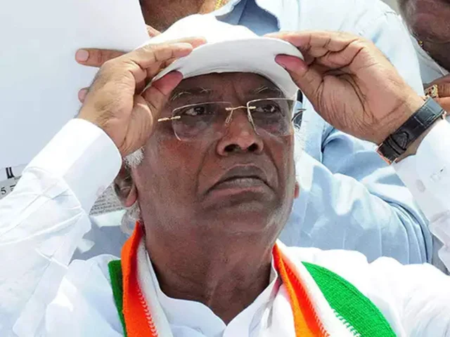 तीसरे चरण का चुनाव: राहुल गांधी, अमित शाह, मुलायम सिंह यादव, संबित पात्रा समेत इन दिग्गजों की किस्मत का फैसला आज