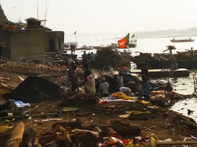 वाराणसी के नक्शे से मिट चुके लाहौरी मोहल्ले के लोग कोस रहे हैं मोदी को !