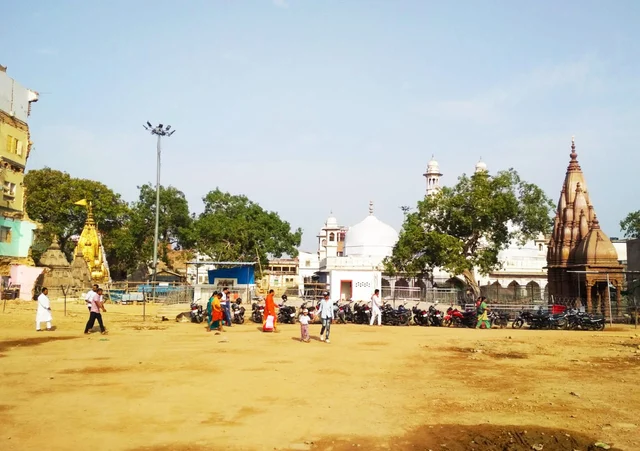 वाराणसी के नक्शे से मिट चुके लाहौरी मोहल्ले के लोग कोस रहे हैं मोदी को !