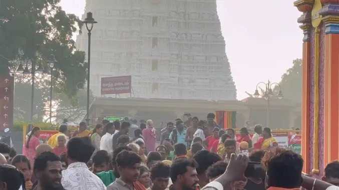 திருச்செந்தூர் முருகன் கோவிலில் பக்தர் கூட்டம்