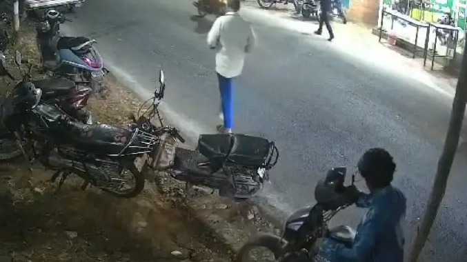 வீட்டின் முன்பு நிறுத்தி வைக்கப்பட்டிருந்த டூவீலர் திருட்டு