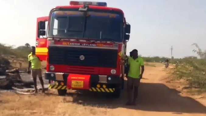 ஆடுகளை குளத்தில் குளிப்பாட்டிய  முன்னாள் ராணுவ வீரர்